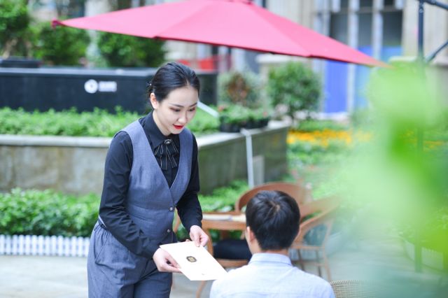 宏立城物业vip客服展示空乘级的贴心服务