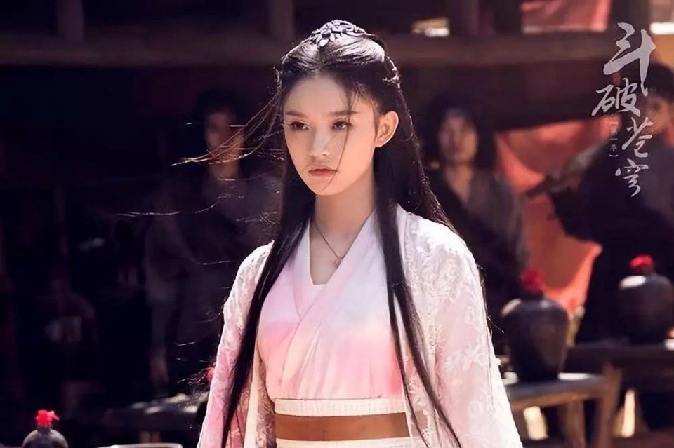 关晓彤超短裙走光了?林允减肥14斤脸惨变形!社