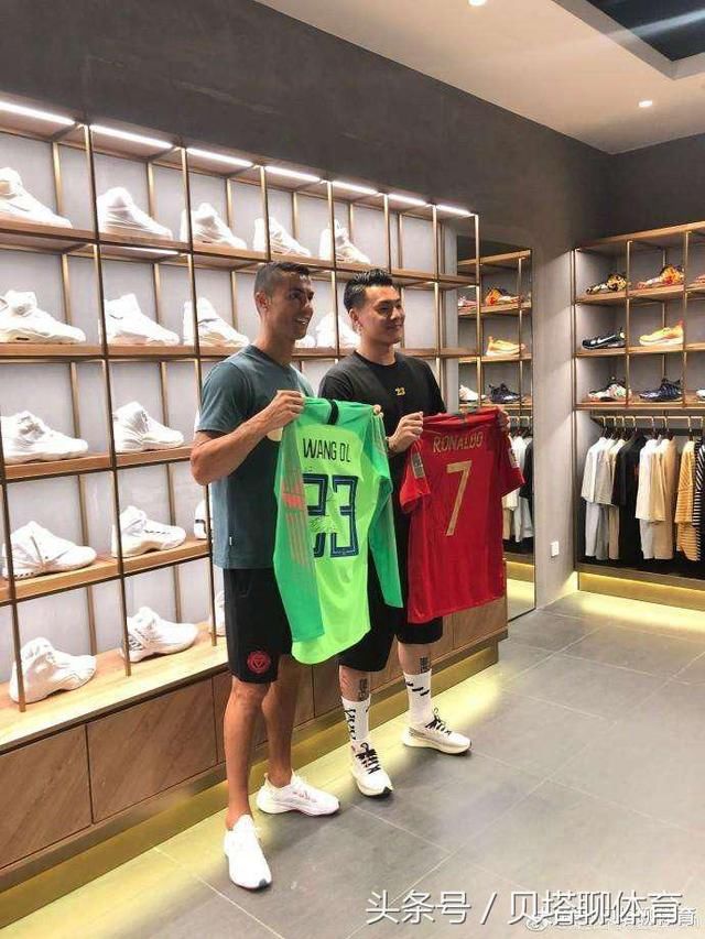 王大雷见了C罗,扔出世界级手抛球!还没被吹越