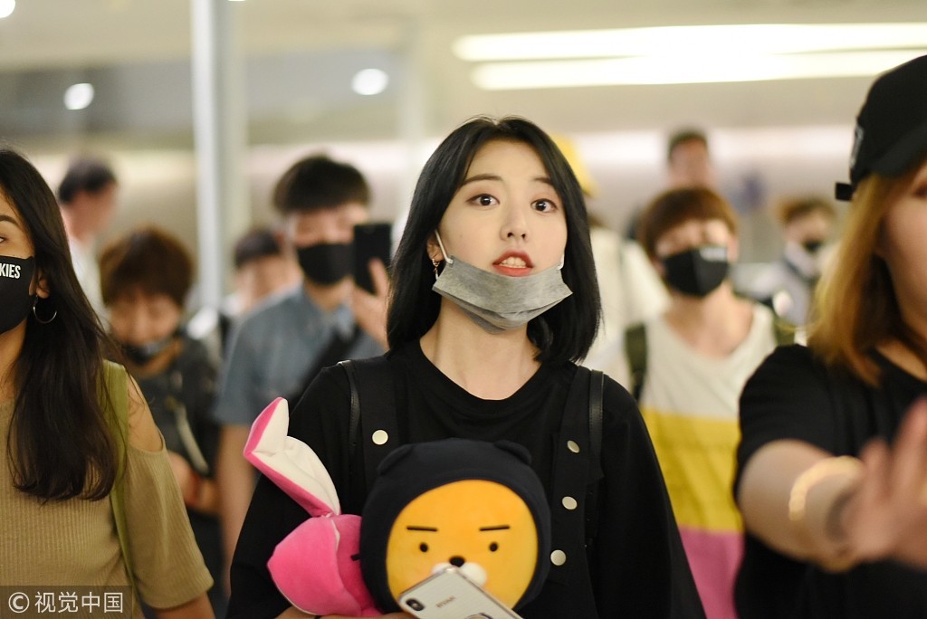 101小姐姐刘人语深夜抵沪人气火爆 遭围堵似