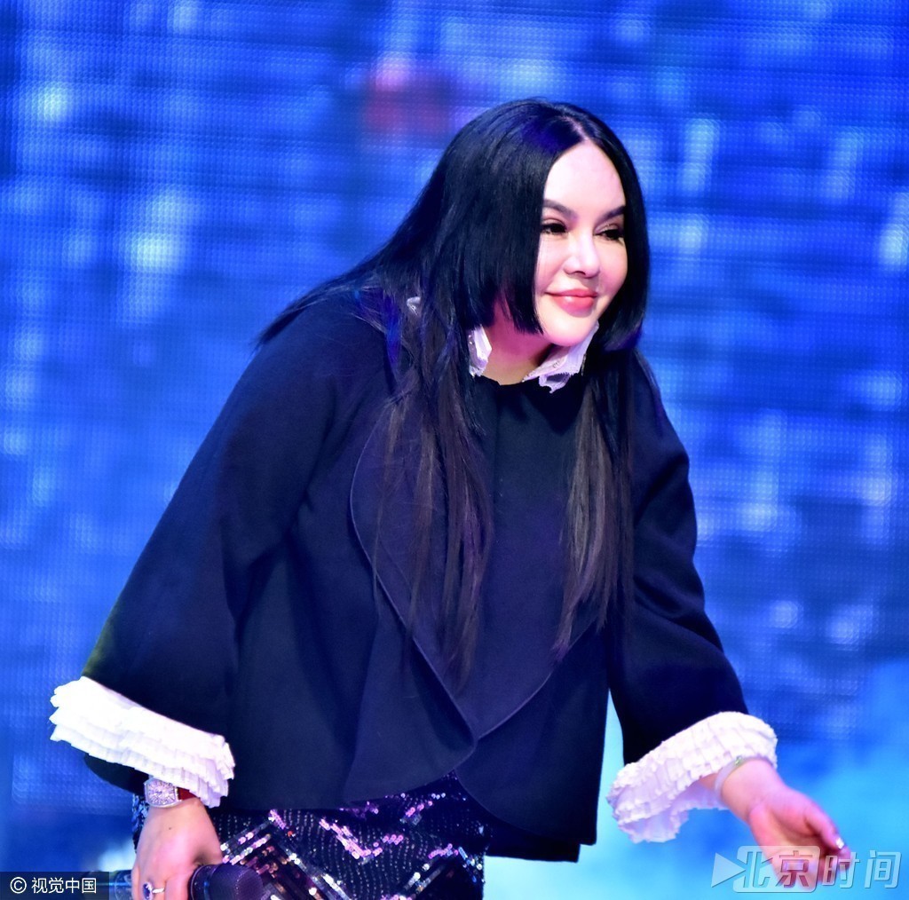 看起来像塑胶人?54岁千百惠登台献唱脸部僵硬 看起来像塑胶人?54岁千百惠登台献唱脸部僵硬