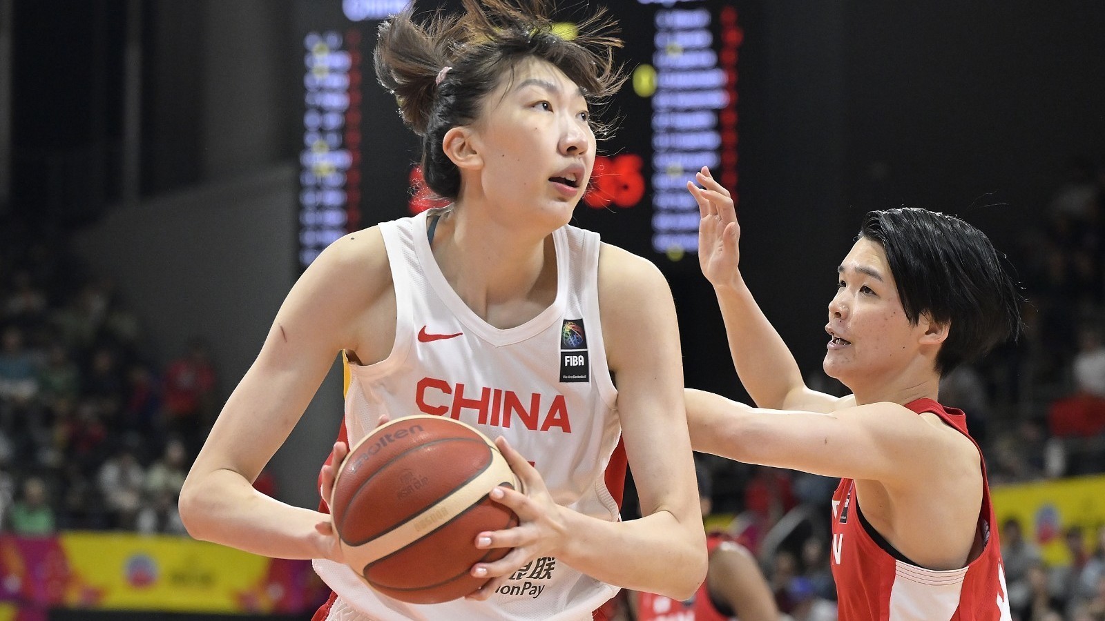 韩旭、李梦回归WNBA 韩旭接受队友热情迎接 韩旭、李梦回归WNBA 韩旭接受队友热情迎接