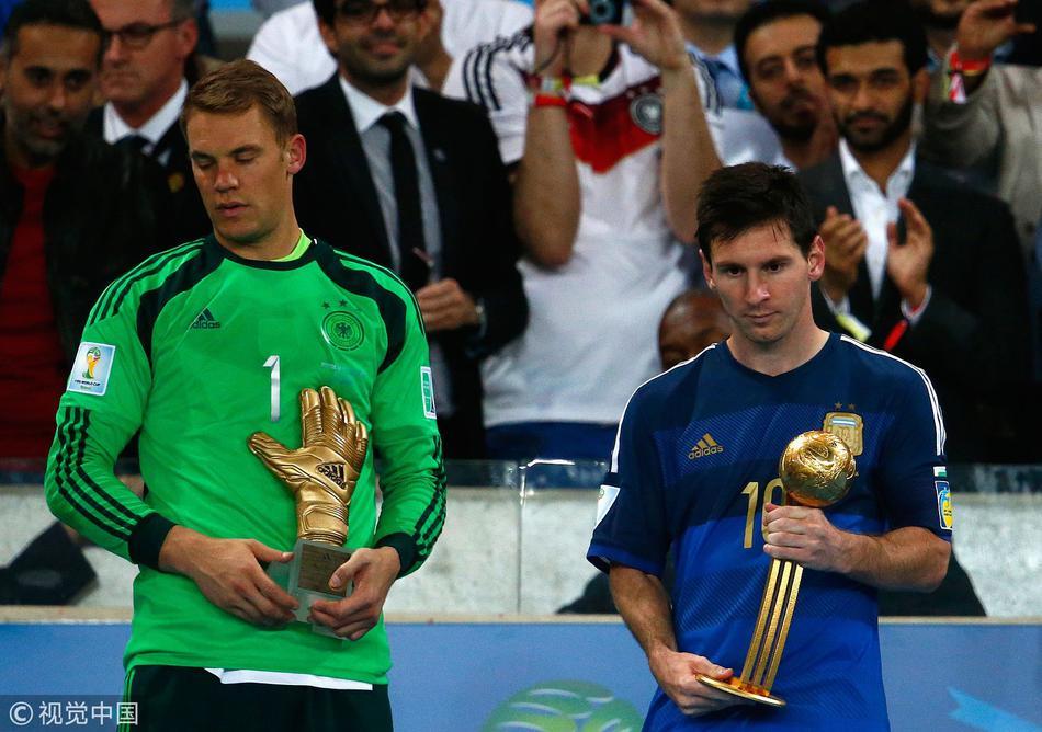 2014年7月13日，巴西里约热内卢，2014巴西世界杯决赛，颁奖典礼举行。 虽然梅西获得巴西世界杯金球奖，但错失冠军的他仍然很失落。