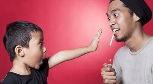 不当着宝宝面抽烟就行?二手烟,三手烟的危害一