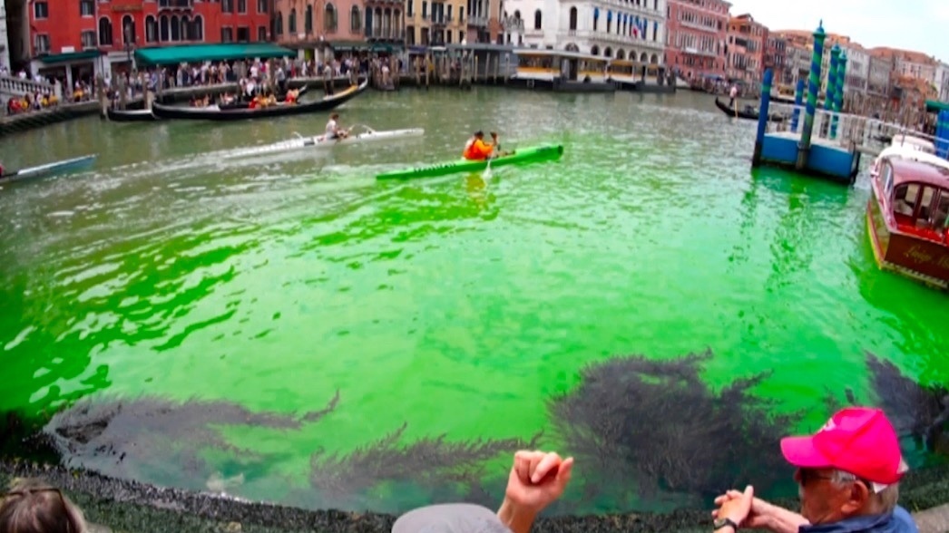威尼斯大运河变“荧光绿”!警方已介入调查 威尼斯大运河变“荧光绿”!警方已介入调查