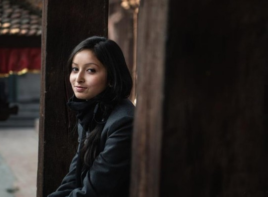 一夫多妻大家都听说过，但是一妻多夫就很少见了。在尼泊尔就有这样的习俗，一个女孩可以拥有好几个丈夫，而且大部分都是自家兄弟。