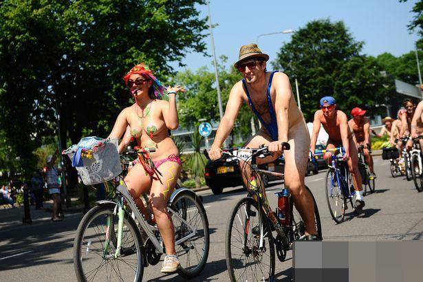 组图-裸骑日民众豪放出镜 倡导提高交通建设 组图-裸骑日民众豪放出镜 倡导提高交通建设