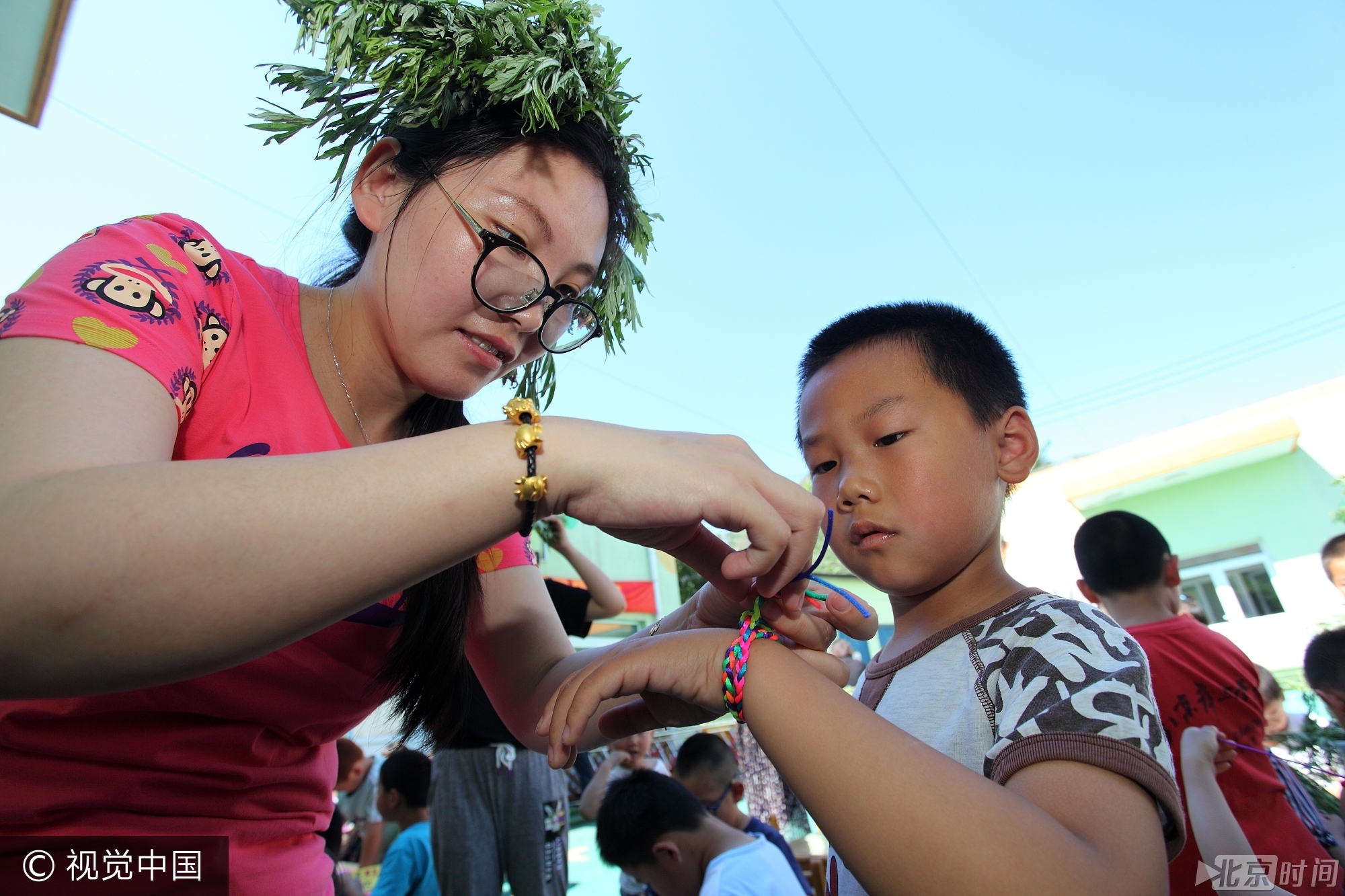 活动现场内容丰富，小孩子们都玩疯了， 孩子们用雄黄酒在小孩脑门上画王字、用艾草编花环、包粽子、制作香囊、画钟馗、赛龙舟等精彩不断， 孩子们的笑声充满着整个校园。