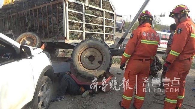 拖拉机失控180°撞车侧翻,招远消防救出被压司