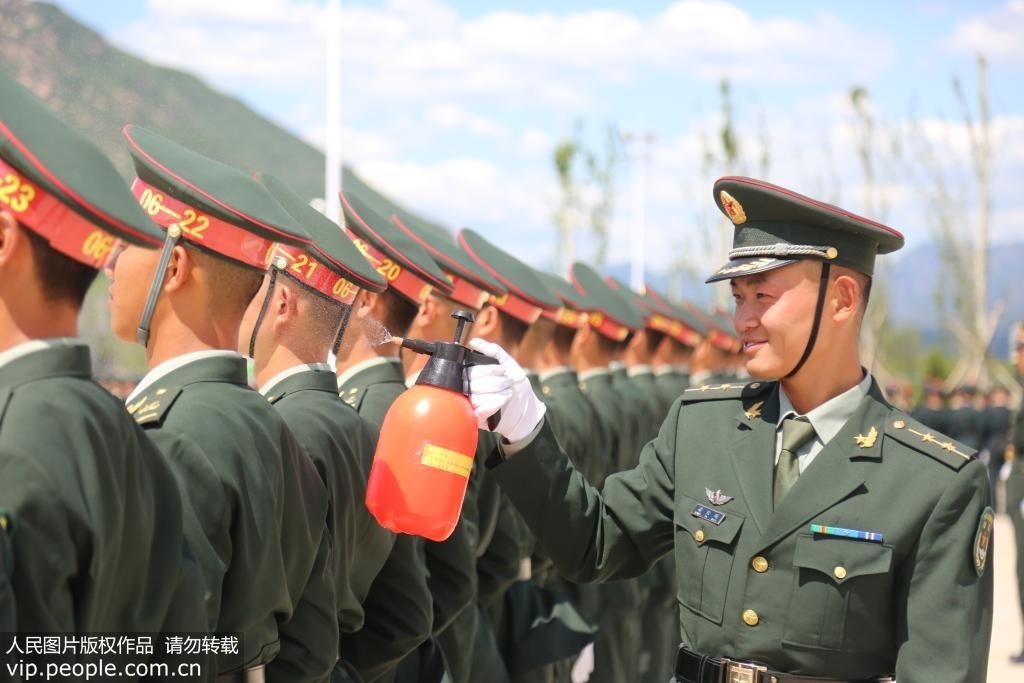 早在2019年5月份，“平型关大战突击连”、“模范红五团”两支英模部队方队的第79集团军某合成旅40余名参训官兵就在北京阅兵基地进行训练，整齐划一、分毫不差，用高标准履行新使命；挥汗如雨、奋勇争先，把阅兵场当作练兵场，以优异成绩完成这次特殊考验。
