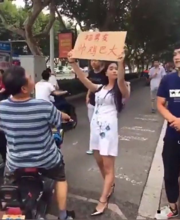 美女大街上举牌招男友,牌子上的字,令人大惊失