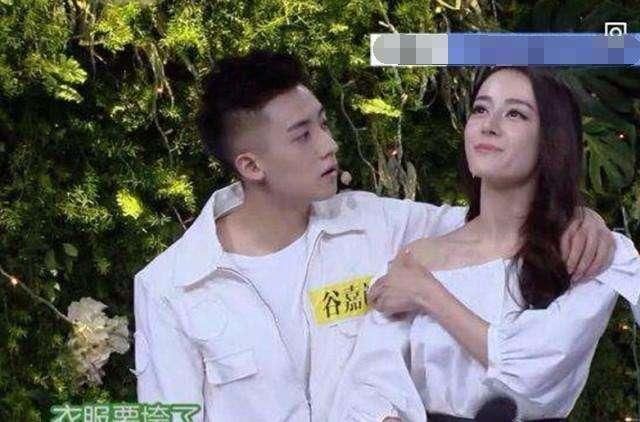 女星被占便宜: 柳岩习惯、热巴强装淡定, 她居然