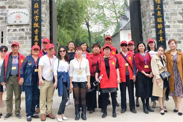 湖北赤壁社会团体联合组织羊楼洞烈士陵园扫墓