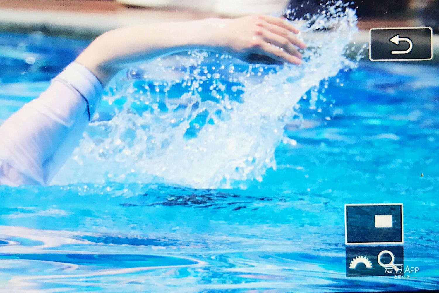 [张艺兴][分享]170807 骚年,你这是在玩水吗?明明是火啊!