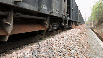 冷知识丨铁路的路基上铺满“碎石子” ,它们的“名字”和作用是什么 冷知识丨铁路的路基上铺满“碎石子” ,它们的“名字”和作用是什么