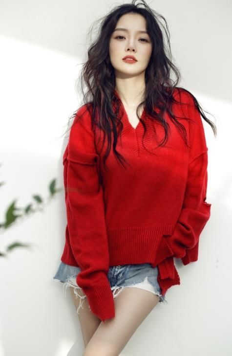 李小璐做头发事件后,现身四川商场代言宣传,旁