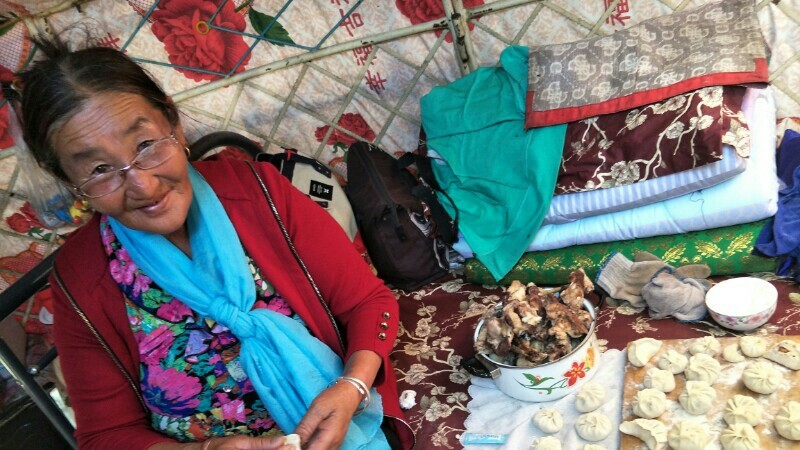 港澳媒体呼伦贝尔东旗牧民家学习蒸包子 港澳媒体呼伦贝尔东旗牧民家学习蒸包子