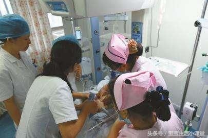 宝宝发烧,婆婆不让去医院,一包偏方灌下,宝宝没