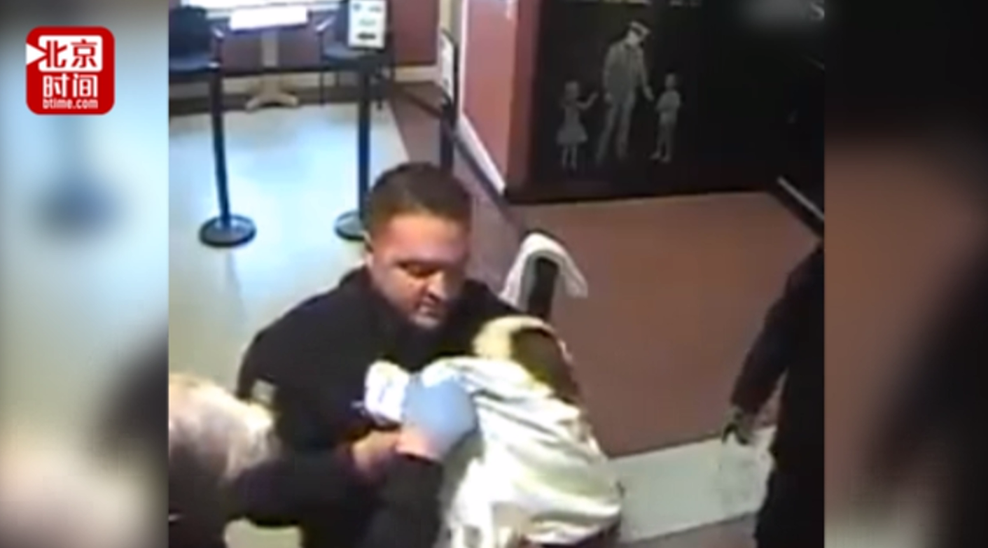 暖心!小狗被卡喉咙 众人帮脱险主人激动落泪 暖心!小狗被卡喉咙 众人帮脱险主人激动落泪