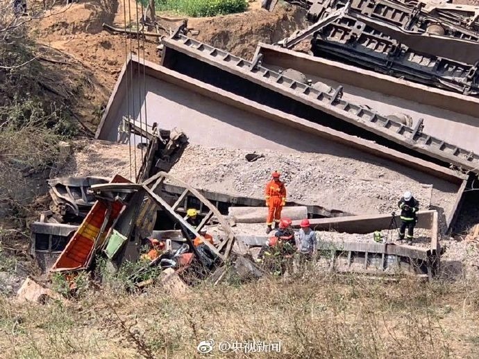 中铝货运火车脱轨 已致4人遇难2人失联