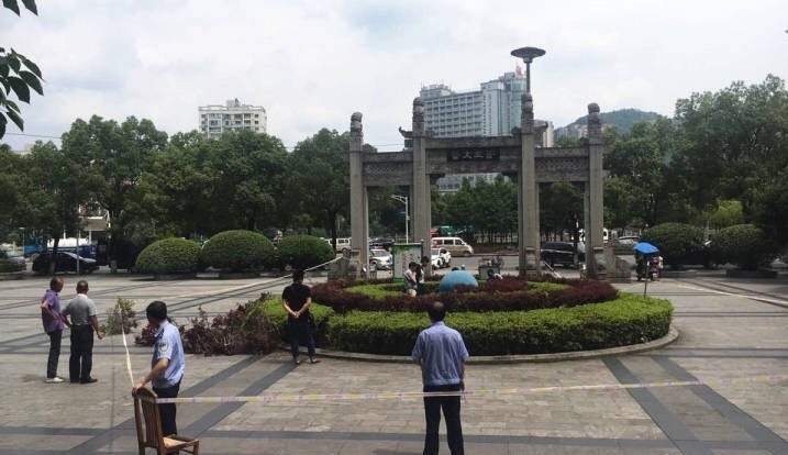 湖南一公园花坛现人体白骨 湖南一公园花坛现人体白骨