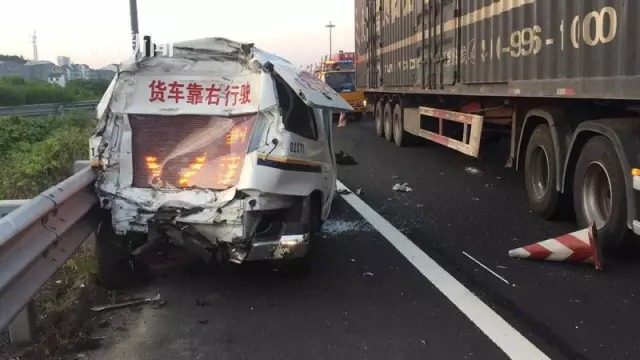 交警执勤被撞生命垂危 医生妻子含泪参与抢救 交警执勤被撞生命垂危 医生妻子含泪参与抢救