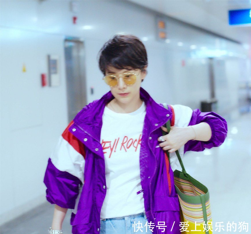 33岁王丽坤与40岁海清,机场撞衫外套,真有7岁