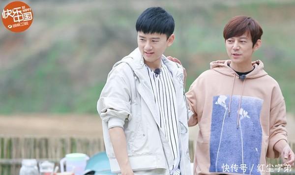 毫无综艺感?何炅黄磊给谢娜送礼物,张杰反应令