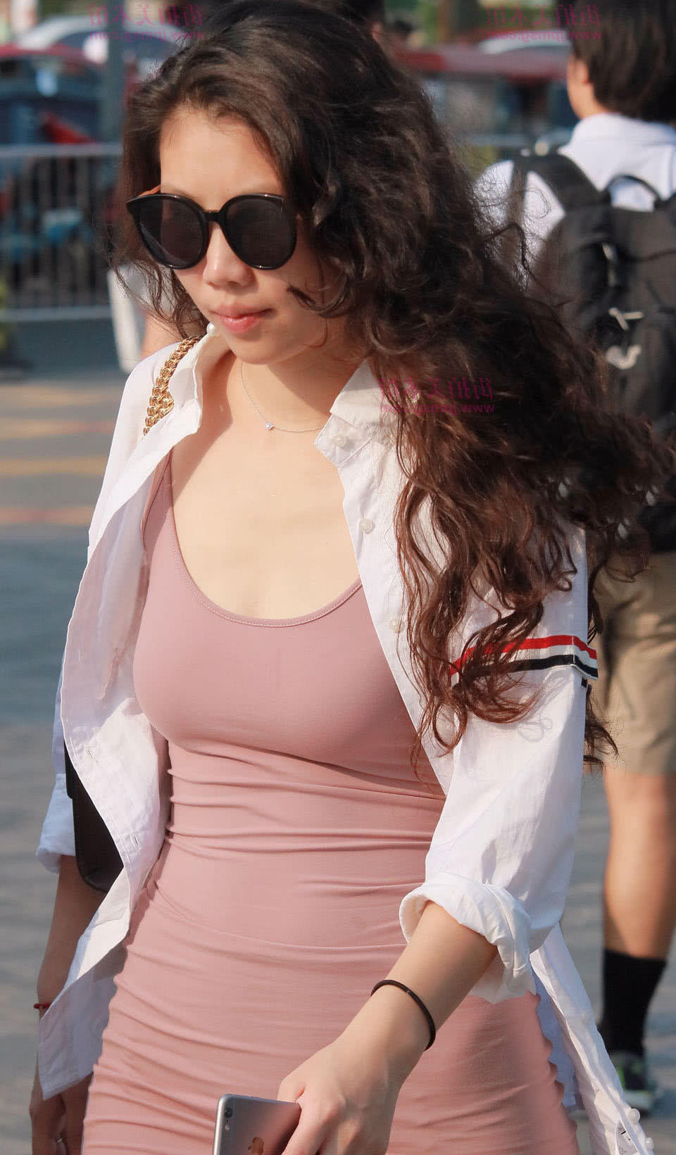 30岁辣妈身穿紧身长裙,身体勾勒出浑圆曲线,上围饱满,别有一番风味