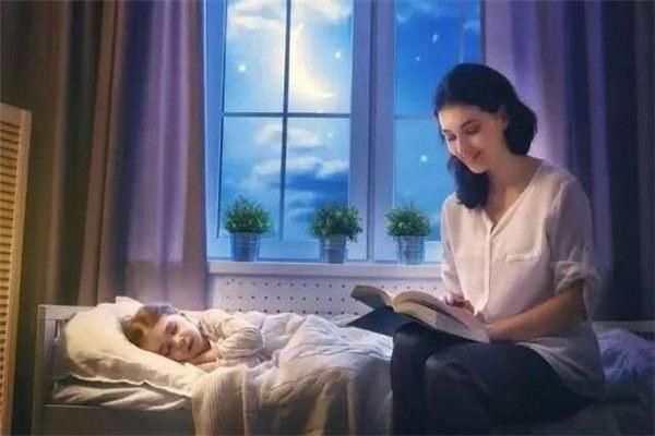 睡前给孩子讲故事,家长要注意这4个方面