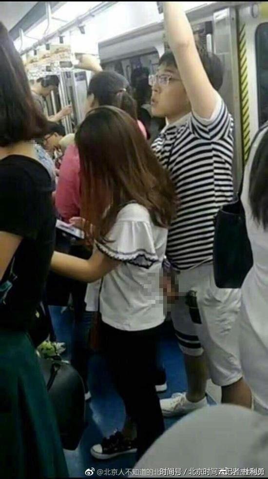 曝北京地铁一男子掏生殖器猥亵前面女子 表情淡定