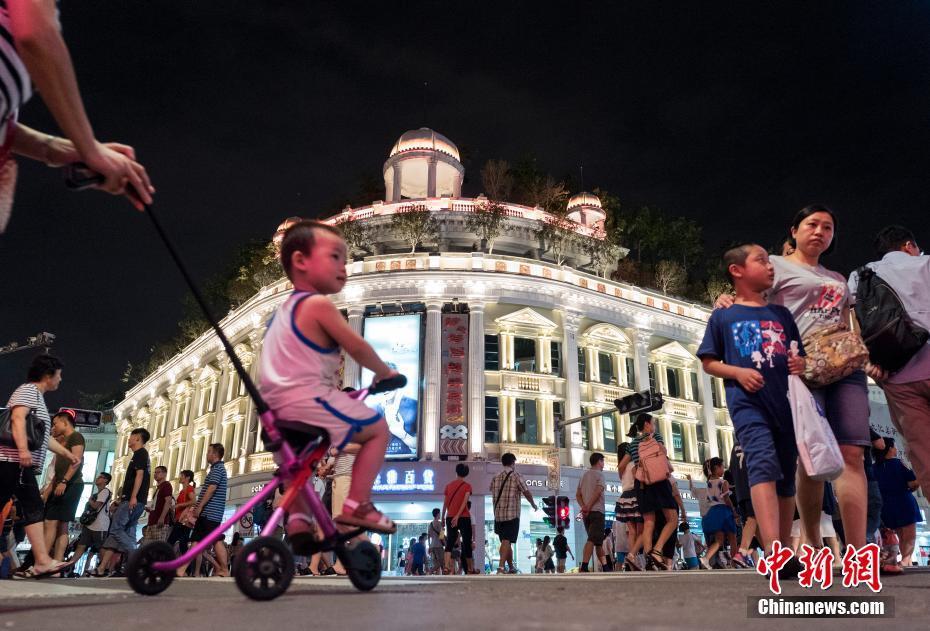 9月2日晚间,市民和游客漫步在厦门市中山路步行街。9月3日至5日,金砖国家领导人第九次会晤等系列活动将在福建省厦门市举行。 中新社记者 侯宇 摄