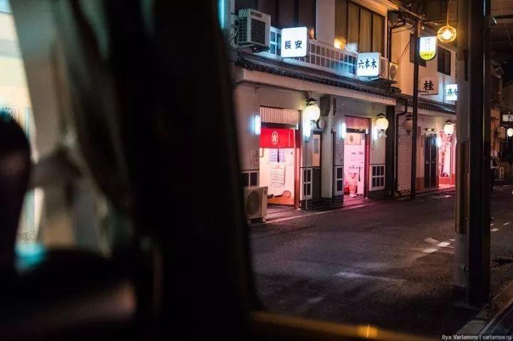 这个规矩是飞田新地特有的不成文的规矩，多数人都会遵守，不然坏了规矩会惹来不必要的麻烦。