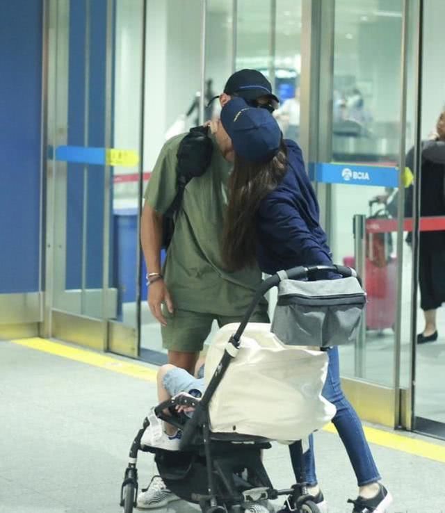 杜江霍思燕现身机场亲密拥吻,想不到却被嗯哼