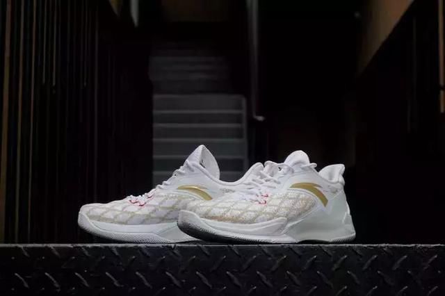 安踏居然把最新缓震科技先用在了这双签名鞋上