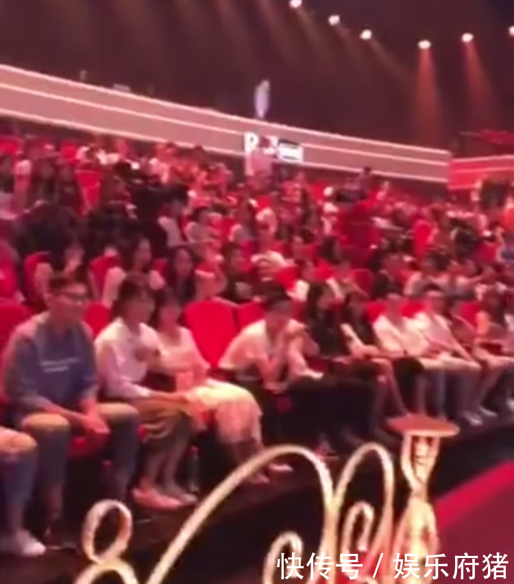 章子怡带女儿醒醒录制节目,小小年纪一点不怯