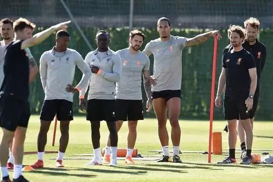 阳光沙滩比基尼 欧冠决赛前红军妖王带娇妻度