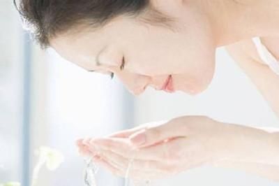 痘痘里面挤出来的白色东西是什么?教你挤痘不