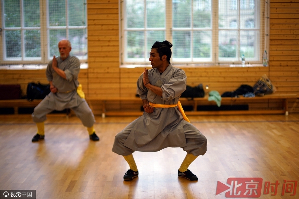 难民会员通过练习少林功夫与德国会员交往，逐步融入德国社会。