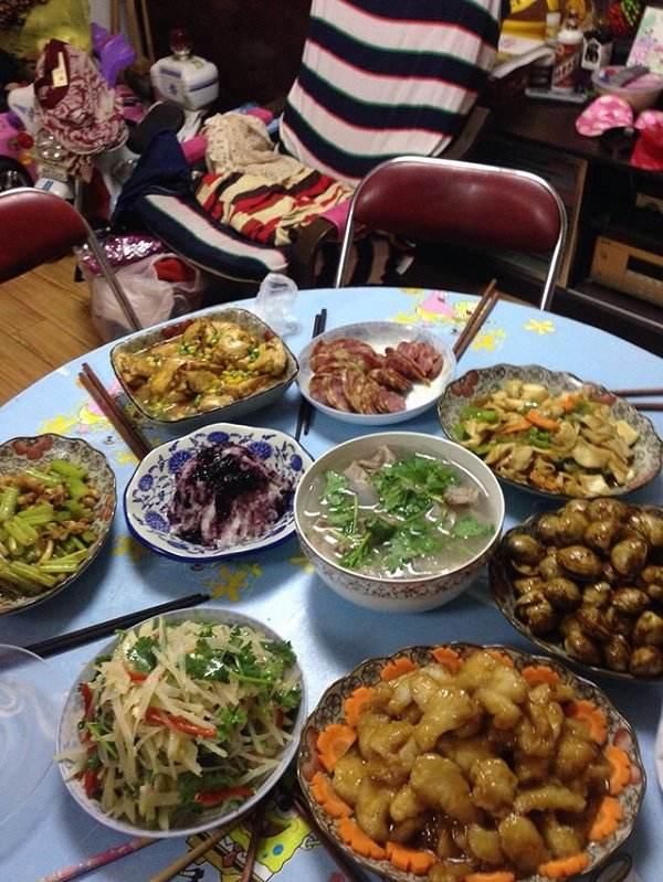 老人因摔伤住院 唯有女儿细心照料 一年以后 儿