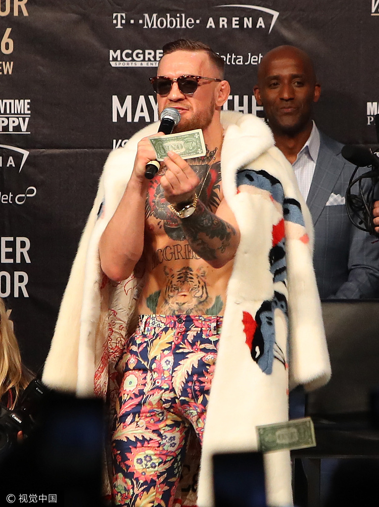 梅威瑟手指嘴炮贴面对喷 发布会狂撒钱叫嚣