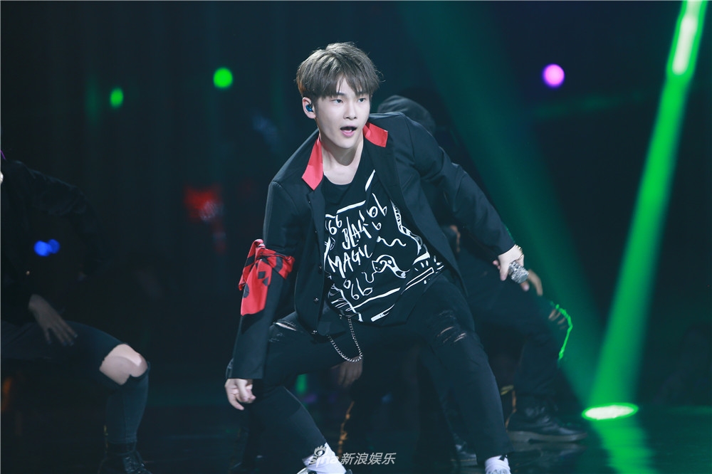 杨幂丸子头少女十足 薛之谦赵英俊现场互扯头