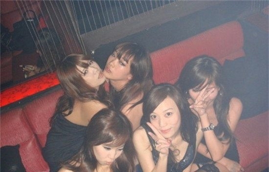 实拍ktv包间里的陪酒女服务过程