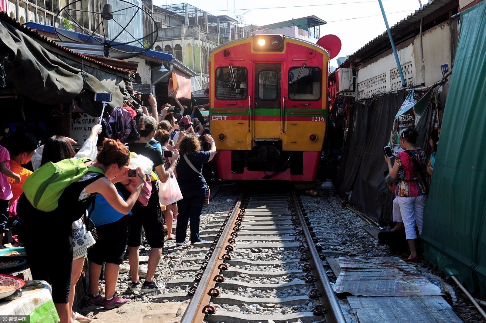 泰国最牛铁道市场:火车穿梭集市内摊主淡定摆摊