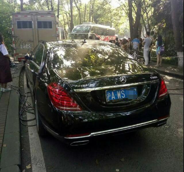 网友曝光的照片证实了烤肉的判断,邓超的这台座驾正是奔驰s级,然而