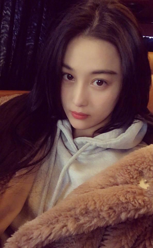 张馨予晒美照,灰色卫衣配黄色大衣美翻了,网友