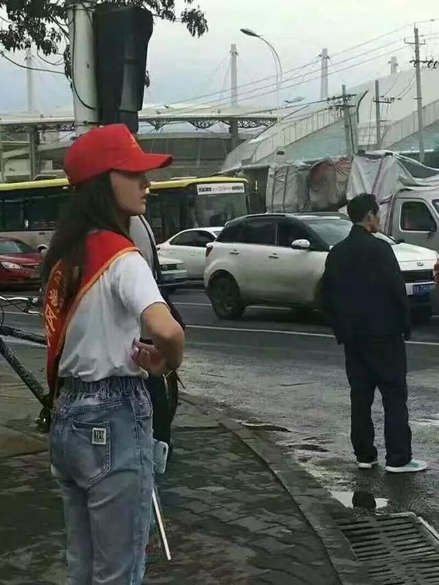 迪丽热巴和替身在一起,傻傻分不清,网友:这分明