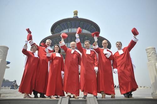 张国立获法国骑士团勋章很牛?其实就是卖葡萄