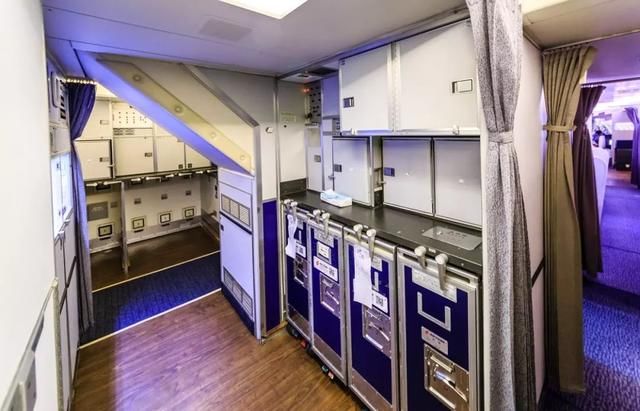 平壤飞往新加坡的中国专机,里面长啥样?