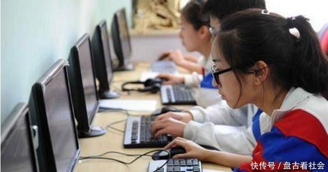 某女学生高考成绩655分,激动给老师报喜,老师